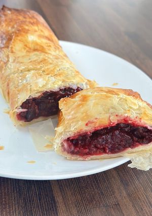 Штрудель з тіста філо з вишнею