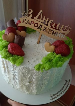 Шпинатно-полуничний торт