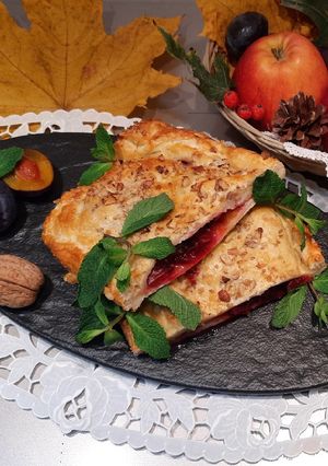 Штрудель з листкового тіста зі сливами та корицею