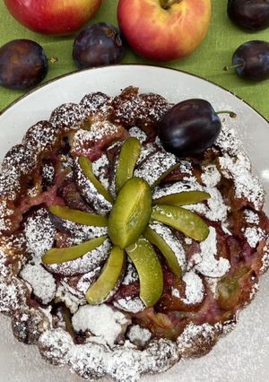Яблучно-сливова шарлотка