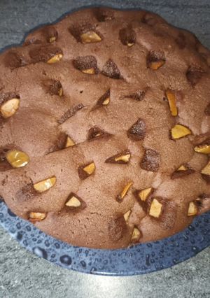 Яблучний пиріг з какао і корицею