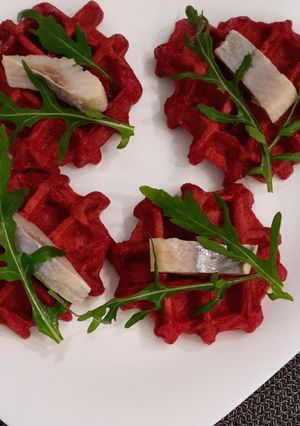 Бурякові вафлі з оселедцем