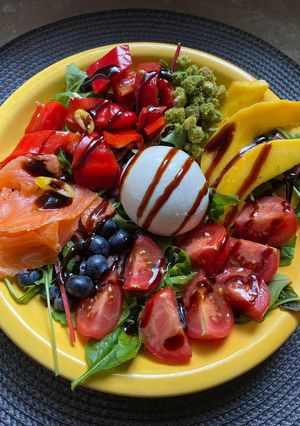 Боул з червоною рибою