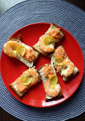 Грінки з крем-сиром з кропом, креветками та ікрою тріски