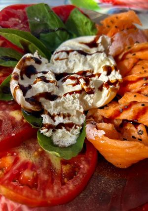 Буратта з фореллю та томатами