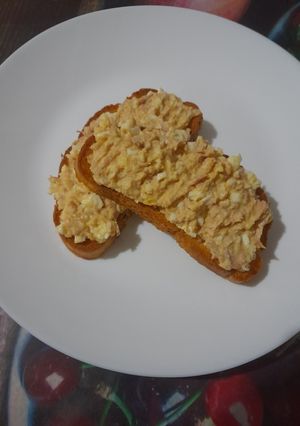 Грінки з батона з тунцем та яйцем