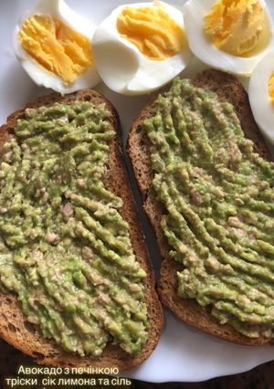 Грінки з авокадо та печінкою тріски