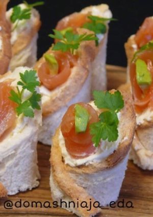 Закуска в тарталетках-стаканчиках из тостового хлеба