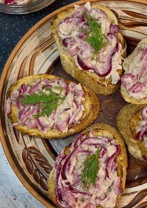 Закуска з цибулі та тунця