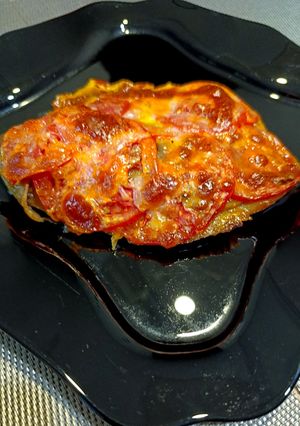 Запечена тилапія під овочами і сиром