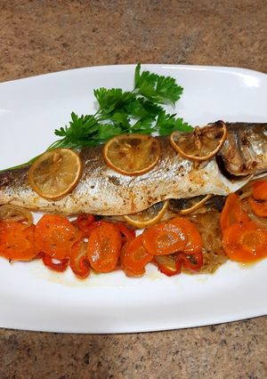 Запечений сібас із лимоном на овочевій подушці