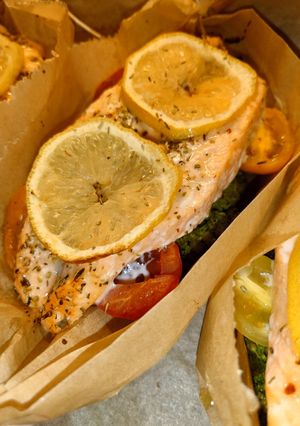 Запечений лосось з овочами в човниках