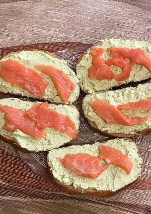 Канапки з домашньою намазкою та лососем
