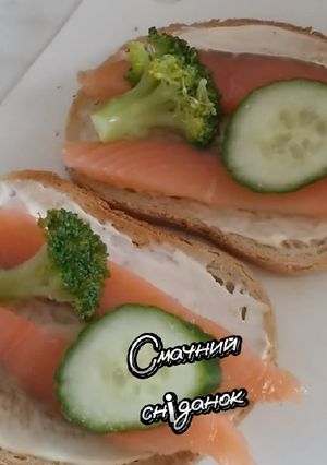 Канапки з рибою та овочами