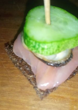 Канапе з мідіями та лососем