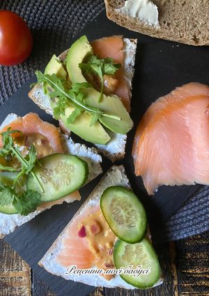 Канапки з горбушею, авокадо і цибулевим соусом