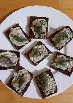 Канапе з оселедцем та кропом