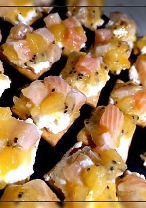 Канапки на крекері з червоною рибою та Ківі