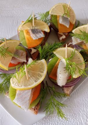 Канапки з оселедцем, хурмою і ківі