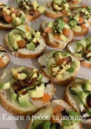 Канапе з лососем та авокадо
