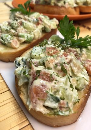 Канапки з рибним салатом