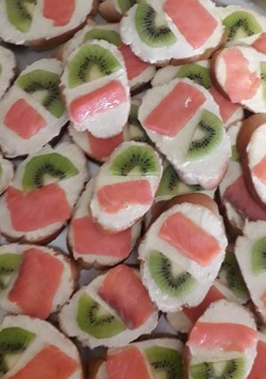 Канапки з червоною рибою і ківі