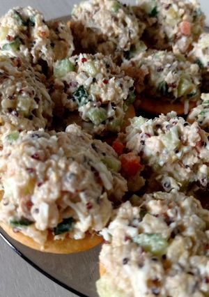 Канапки з кіноа, тунцем, огірком і яйцем на крекері