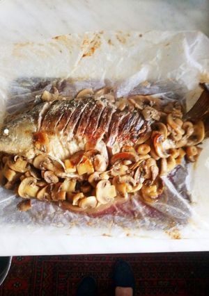 Карасик с грибами в пергаменте на сковороде