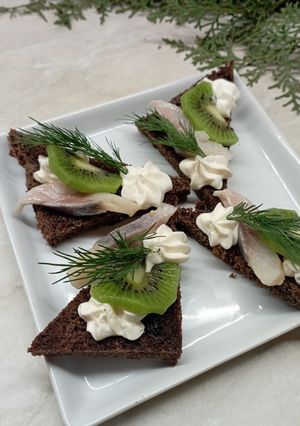 Канапки з ківі і оселедця