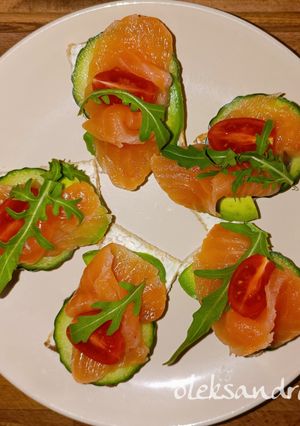 Канапки з лососем, плавленим сиром та руколою
