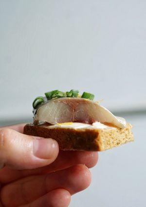 Канапки з оселедцем, зеленою цибулею та лимоном