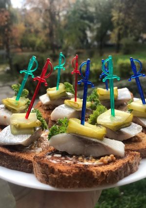 Канапе з оселедцем домашнього посолу