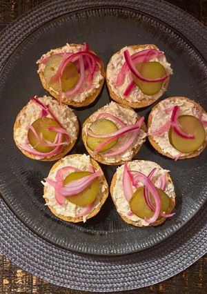 Канапки з тунцем і маринованою цибулею