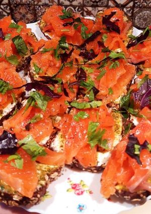 Канапки з червоною рибою, соусом песто та сиром філадальфія