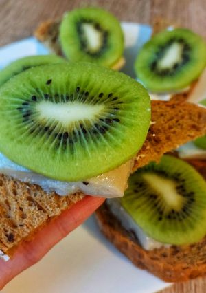 Канапки з оселедцем і ківі