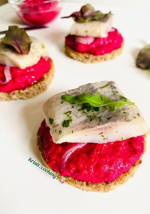 Канапе с селедочкой и свеклой