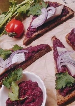 Канапки з оселедцем і буряковим мусом