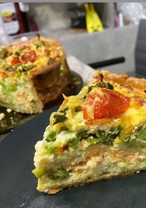 Киш Лорен с лососем и брокколи