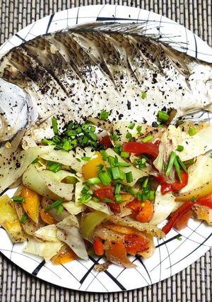 Карась на пару с овощами