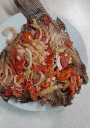 Карась на грилі з овочами