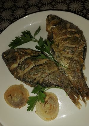 Карасики в сметані на цибулевій подушці