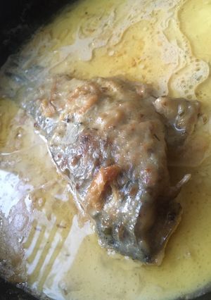 Карась тушкований в сметані