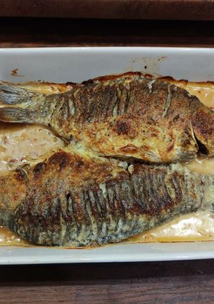 Карасі запечені у сметанному соусі