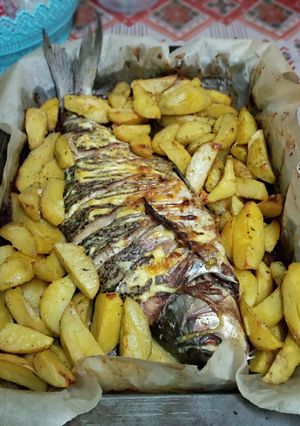 Картопля запечена з фаршированою рибою