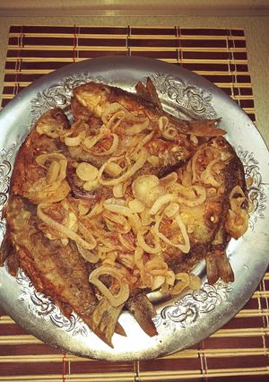 Карасі смажені з цибулькою