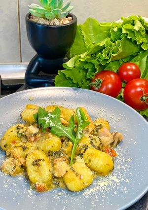 Картопляні ньоки з лососем зі шпинатом