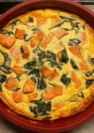 Кіш із сьомгою та шпинатом