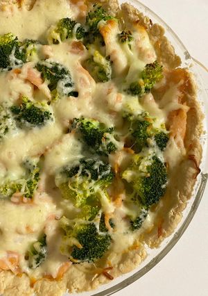 Кіш з броколі і копченим лососем