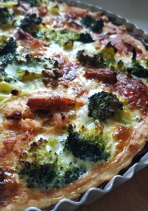 Кіш Лорен з лососем і броколі