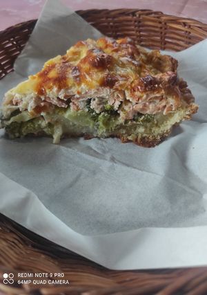 Кіш з броколі та червоною рибою